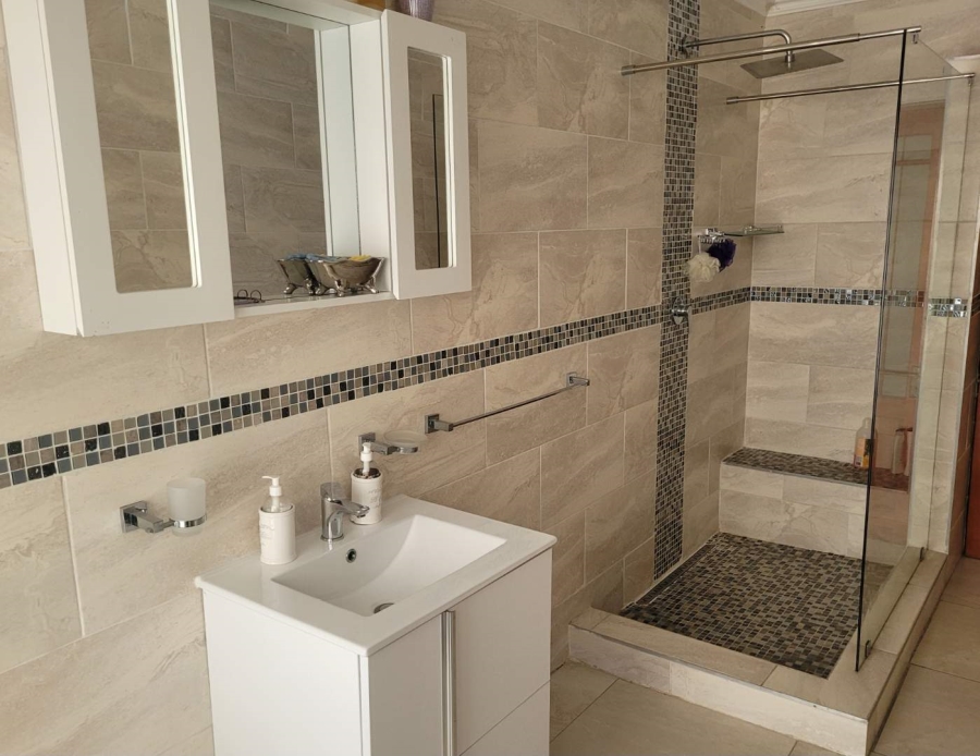 5 Bedroom Property for Sale in Goodwood Park Western Cape